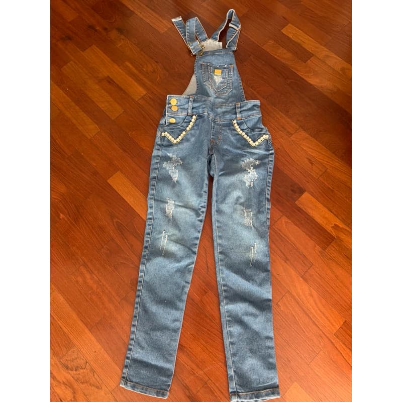 Jardineira Jeans com detalhes bordados 10 anos