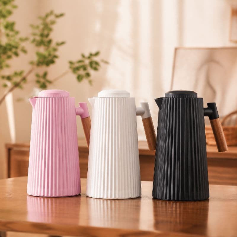 Garrafa Térmica Canelada com Alça Amadeirada Garrafa de café ou Garrafa de Chá Elegante – Design Moderno e Elegante ☕✨