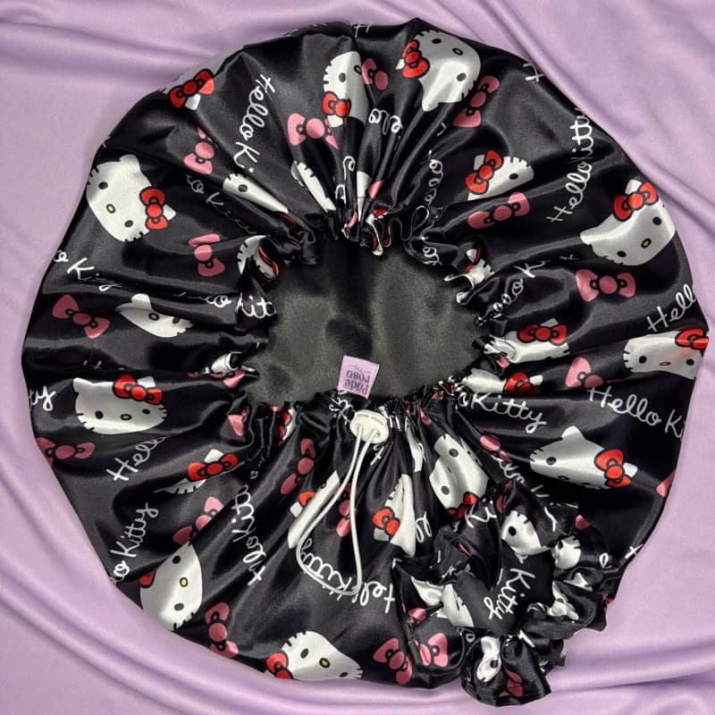 Touca De Cetim Ajustável Hello Kitty Estampada + Scrunchie Para Dormir Premium Dupla-Face