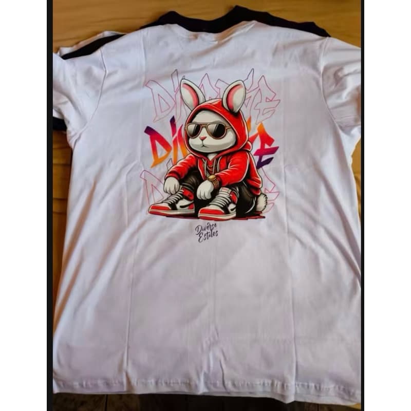 Camiseta Masculina Streetwear Coelho com Estampa Vibrante e Conforto em Algodão