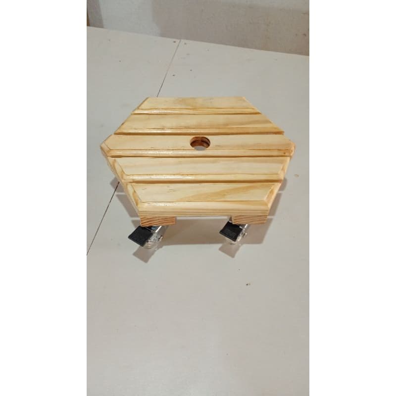 Suporte para vaso sextavado 30cm x 30cm, com rodinhas de gel e com trava, em madeira pinus