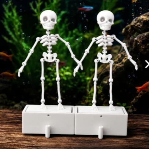 KIT 2 Unidades Enfeite para Aquário Esqueleto Dançante Branco com Oxigenador | Decorativo Articulado para Bomba de Ar