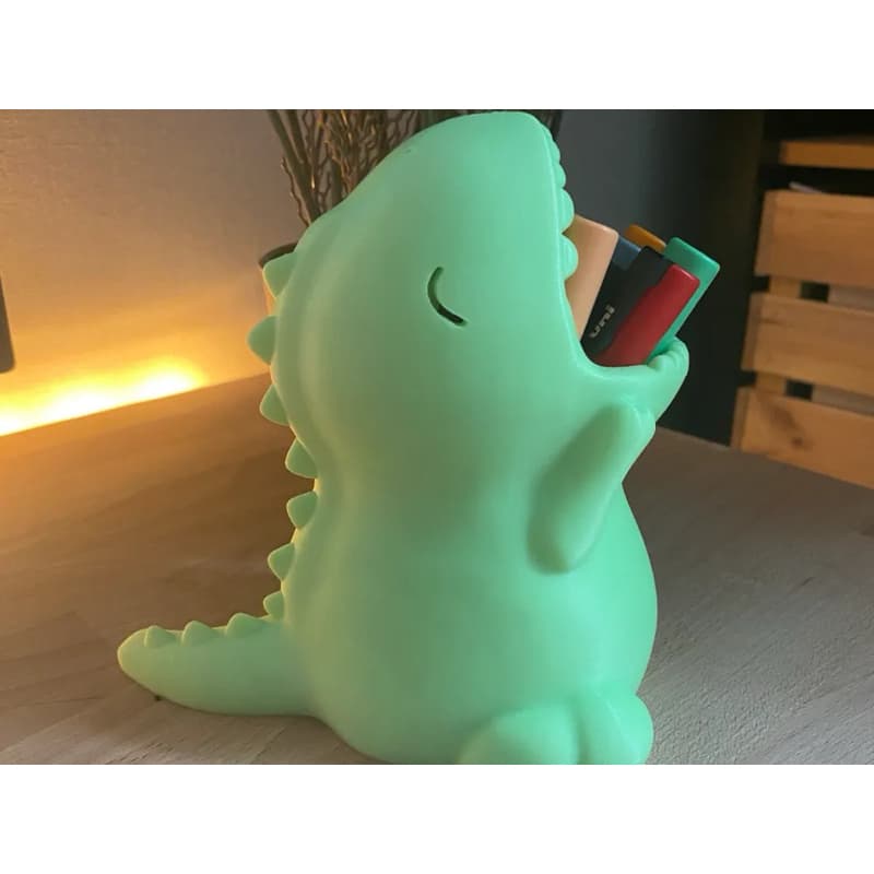 Porta Canetas Dinossauro Fofo – Organizador de Mesa Decorativo Infantil e Escritório