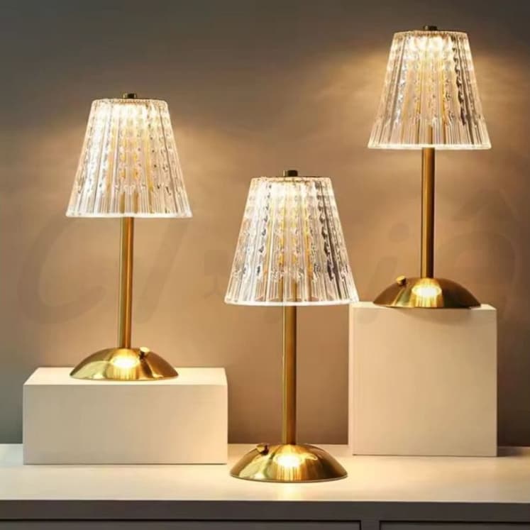 Abajur Clássico em Acrílico Iluminação Decorativa com Cúpula Cristal