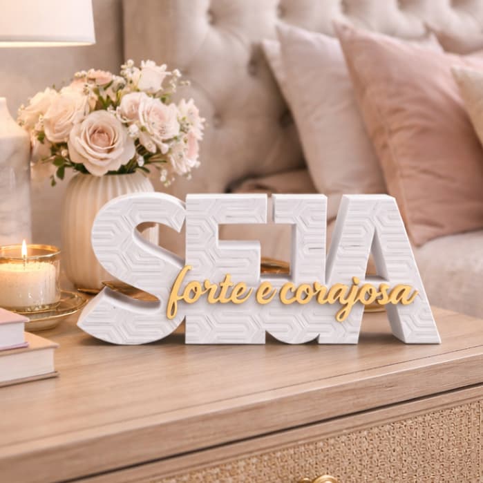 Placa Decorativa Seja Forte e Corajosa Branco e Nude | Presente Inspirador Cristão Decoração Fé Jesus Elegante Moderno