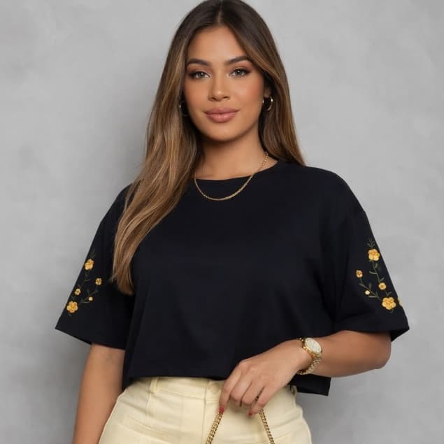 Cropped Feminino Oversized Bordado Flor na Manga Estilosa