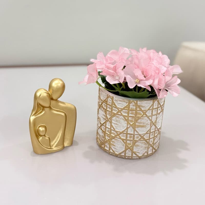 Kit Vaso 3D com flores artificiais + estátua família segurando o bebê