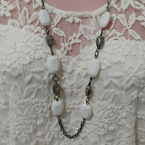 Colar prata e branco longo