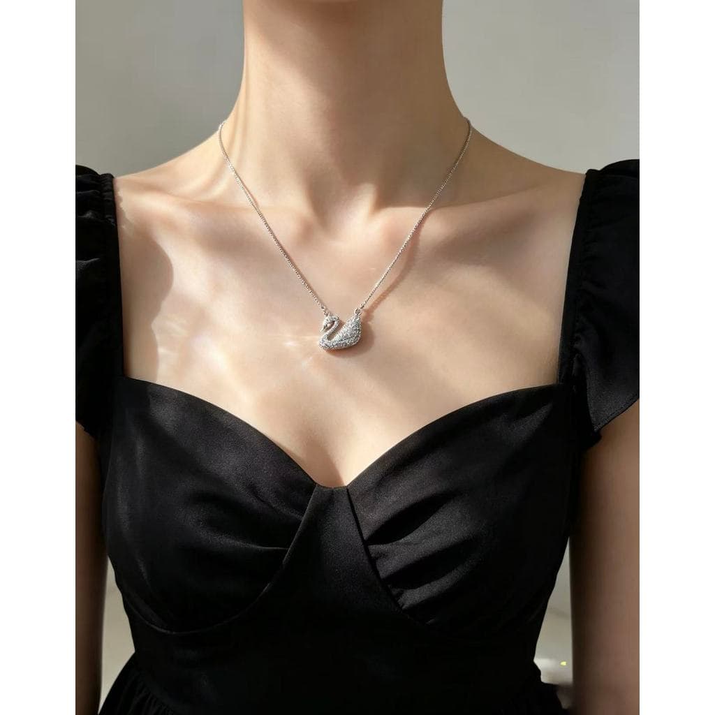 Colar Gargantilha Cisne Branco Strass Luxuoso Feminino, Presente para Amiga Namorada Novo 2026