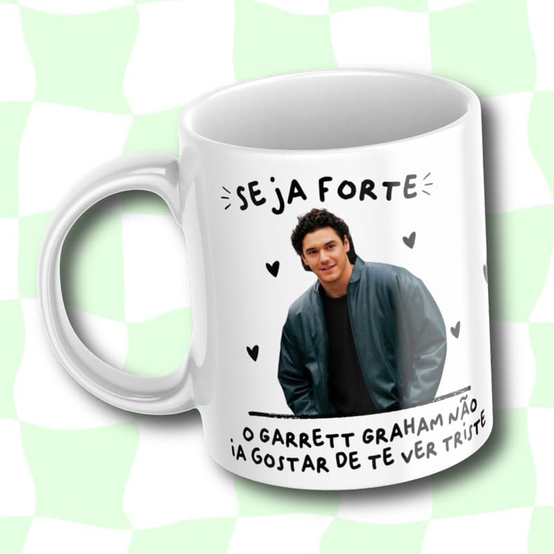 Caneca “Seja Forte” Off Campus | Garrett Graham, Hannah Wells, Logan, Dean, Allie