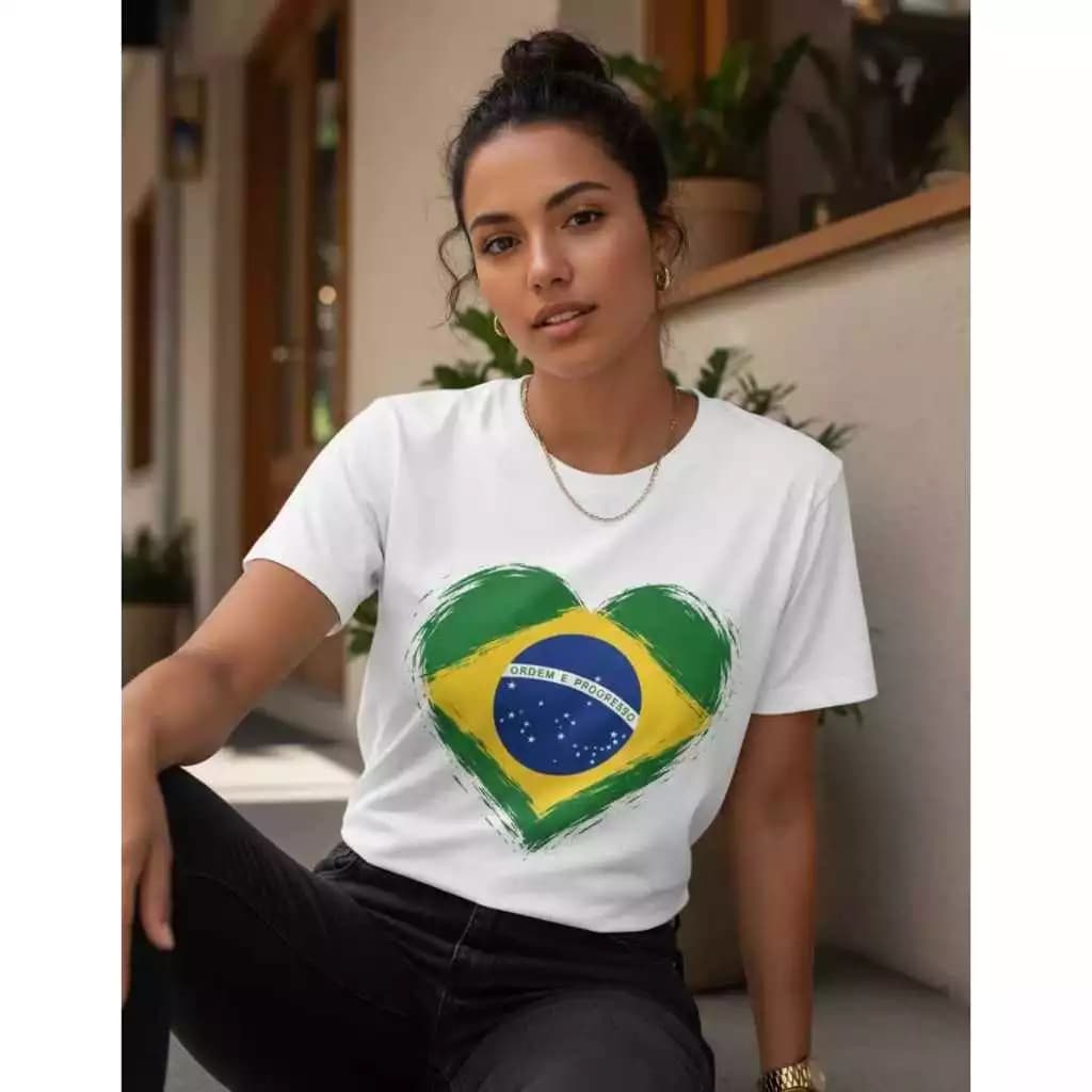 Camiseta Coração Do Brasil Com Bandeira Copa Do Mundo 2026 Unissex