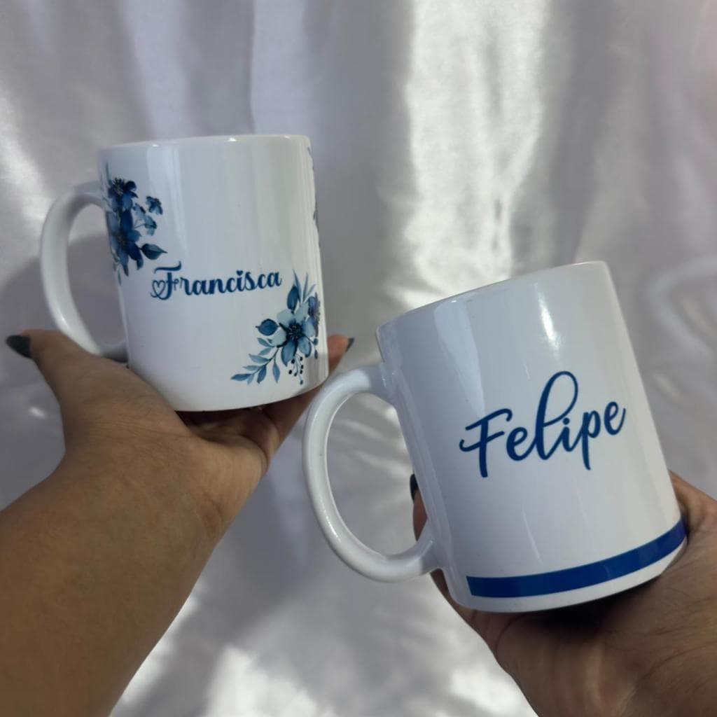 Caneca Personalizada com Nome Floral Azul Marinho, Feminina e Masculina para presente, bodas, casamento, padrinhos