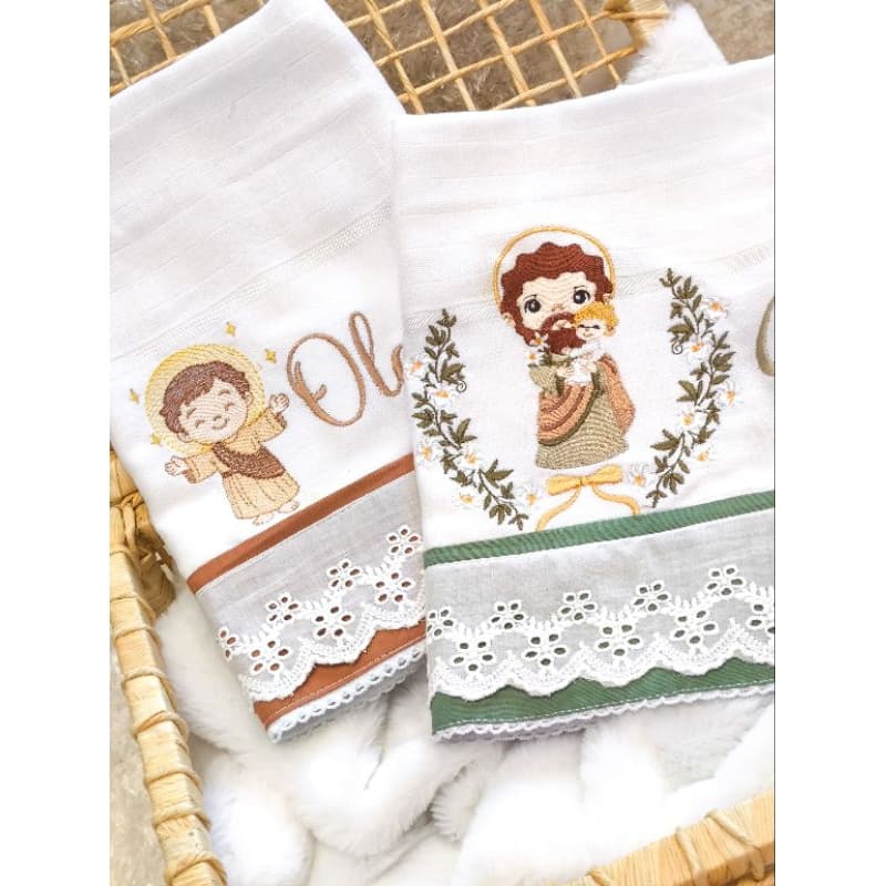 Kit com 4 fraldas de boca e 1 de ombro  Premium com barra em bordado inglês