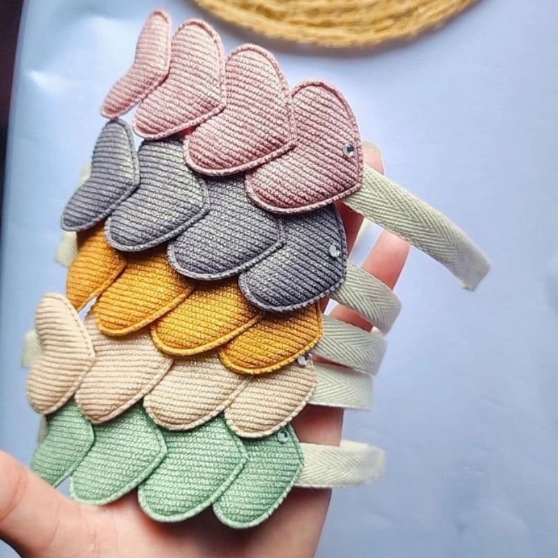 TIARA INFANTIL SEMIFORRADA COM CORAÇÃO EM TECIDO CANELADO | INQUEBRÁVEL | CORES DE INVERNO | ACESSÓRIO PARA MENINAS