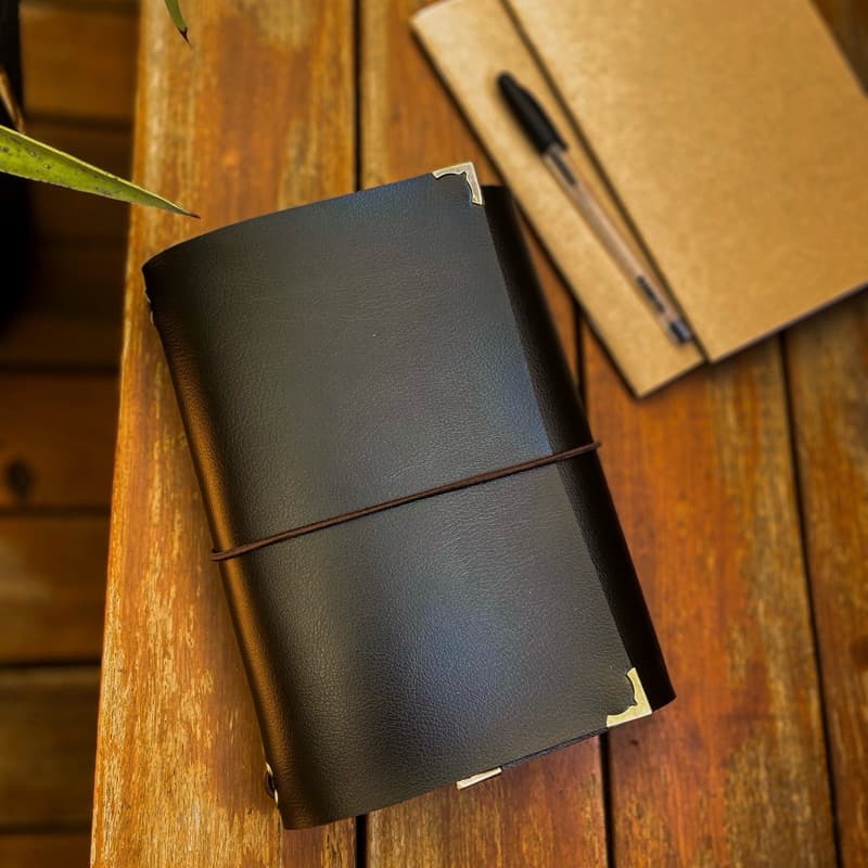 Caderno Midori A5 Artesanal | 2 Refis Kraft | Couro Sintético | Bullet Journal