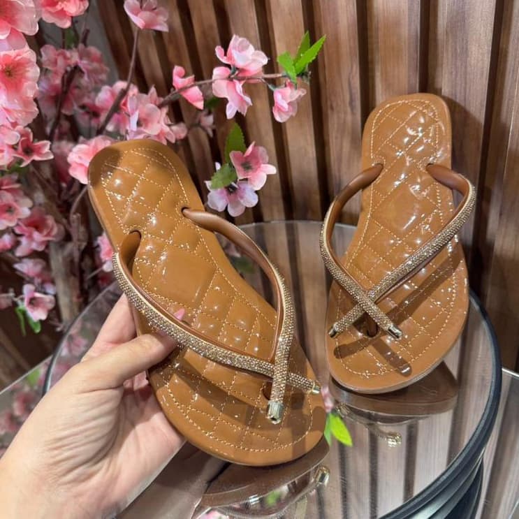 Chinelo Feminino Luxo Preto Verniz Matelassê com Tiras de Strass – Confortável, Elegante e Sofisticado