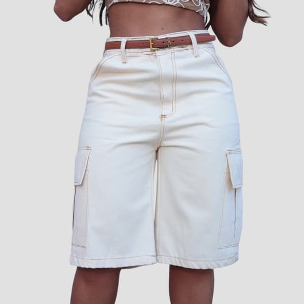 Bermuda Cargo Jeans Feminina Off White Bolsos Fole Cintura Alta Estilo Moderno Versátil Atemporal