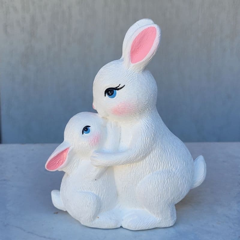 Estatueta Coelhinhos Abraço Mãe e Filhote Coelho Decoração de Páscoa