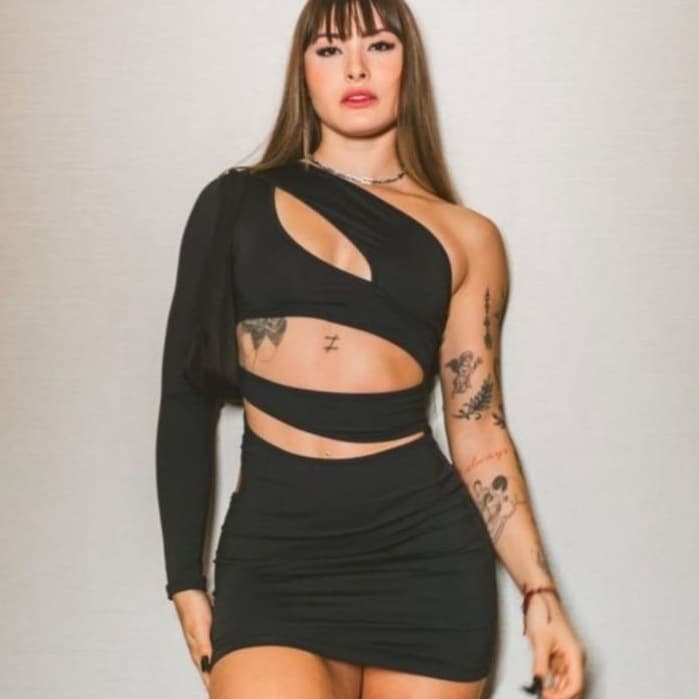 Vestido Feminino Gringa Curto Colado Tubinho Justo Decote Vazado Assimetrico Mula Manca Manga Longa Preto Branco Marrom