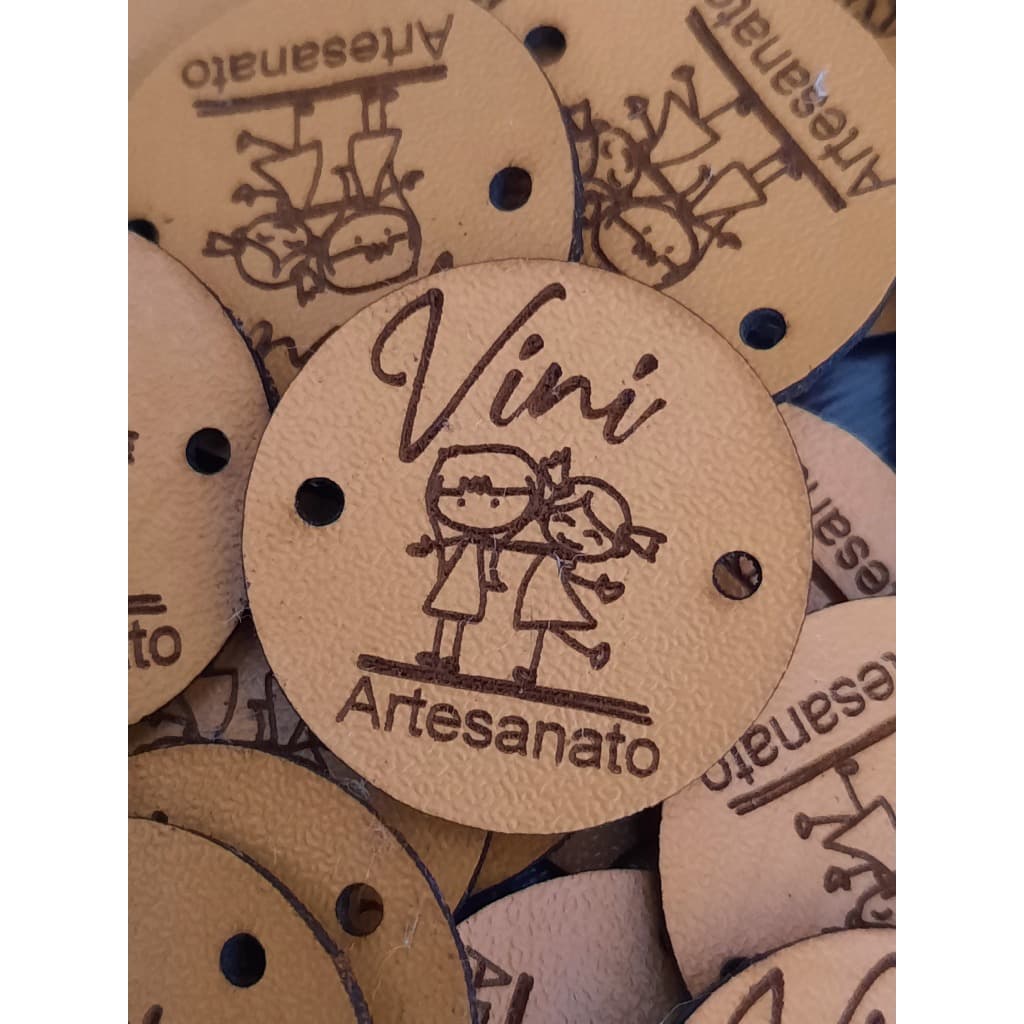 Etiquetas personalizadas gravadas a laser em courinho ou acrílico espelhado.