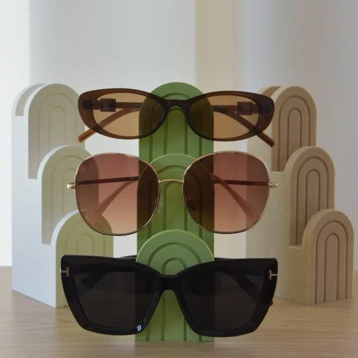 Suporte Organizador para Óculos de Mesa com Design Arco Decorativo – Porta Óculos para 3 Unidades