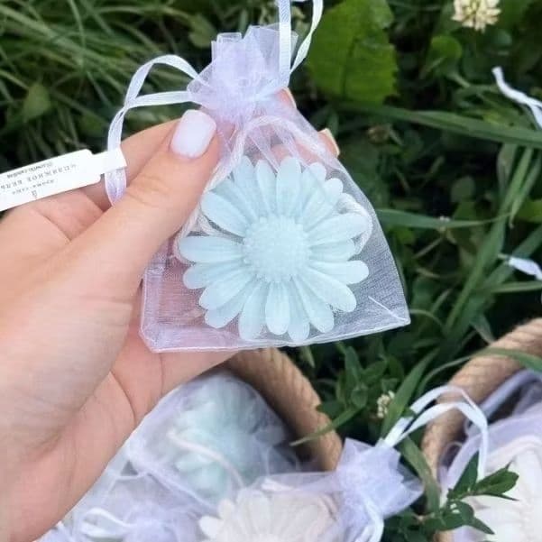Vela margarida aromáticano saquinho de Organza.