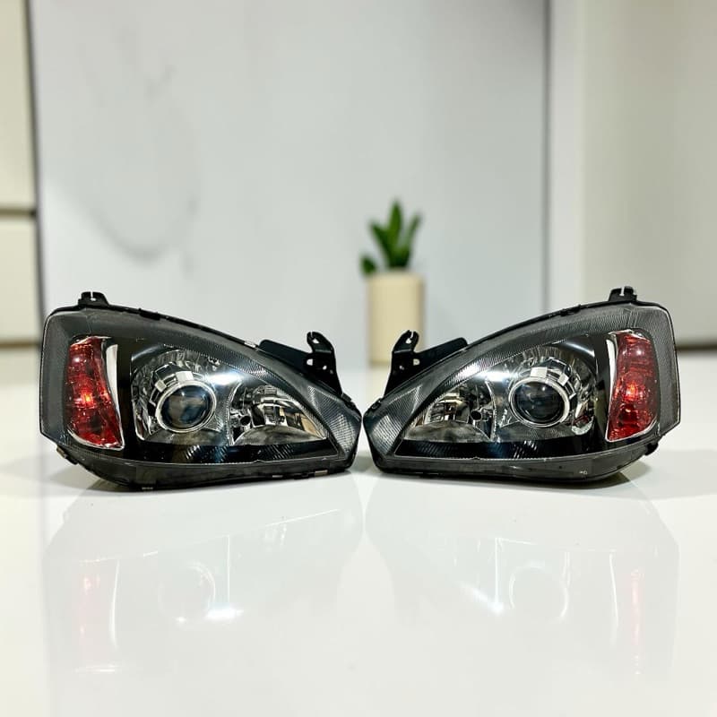 Farol GM Corsa Montana Personalizado Projetor Bi-LED Máscara Negra Pisca Laranja Ambos Lados Novos