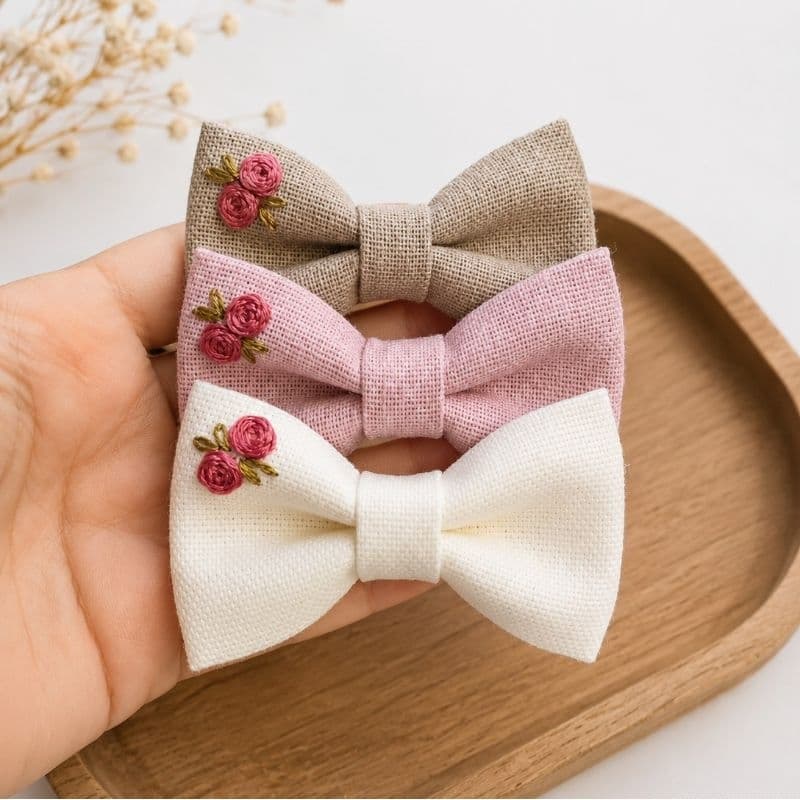 1  laços em linho bordado medindo 7cm