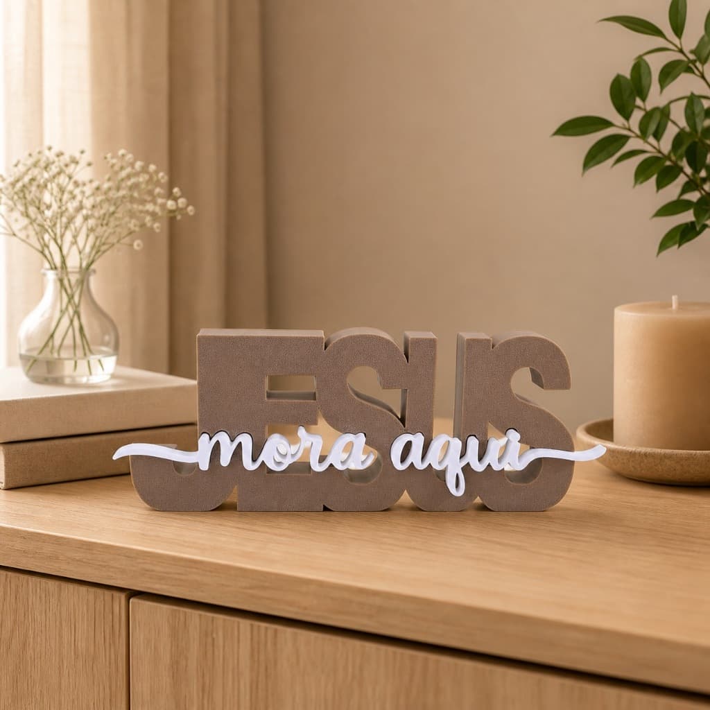 Letreiro Decorativo Jesus Mora Aqui Enfeite Religioso para Decoração Sala Rack Estante Mesa Prateleira Casa Cristã de Fé