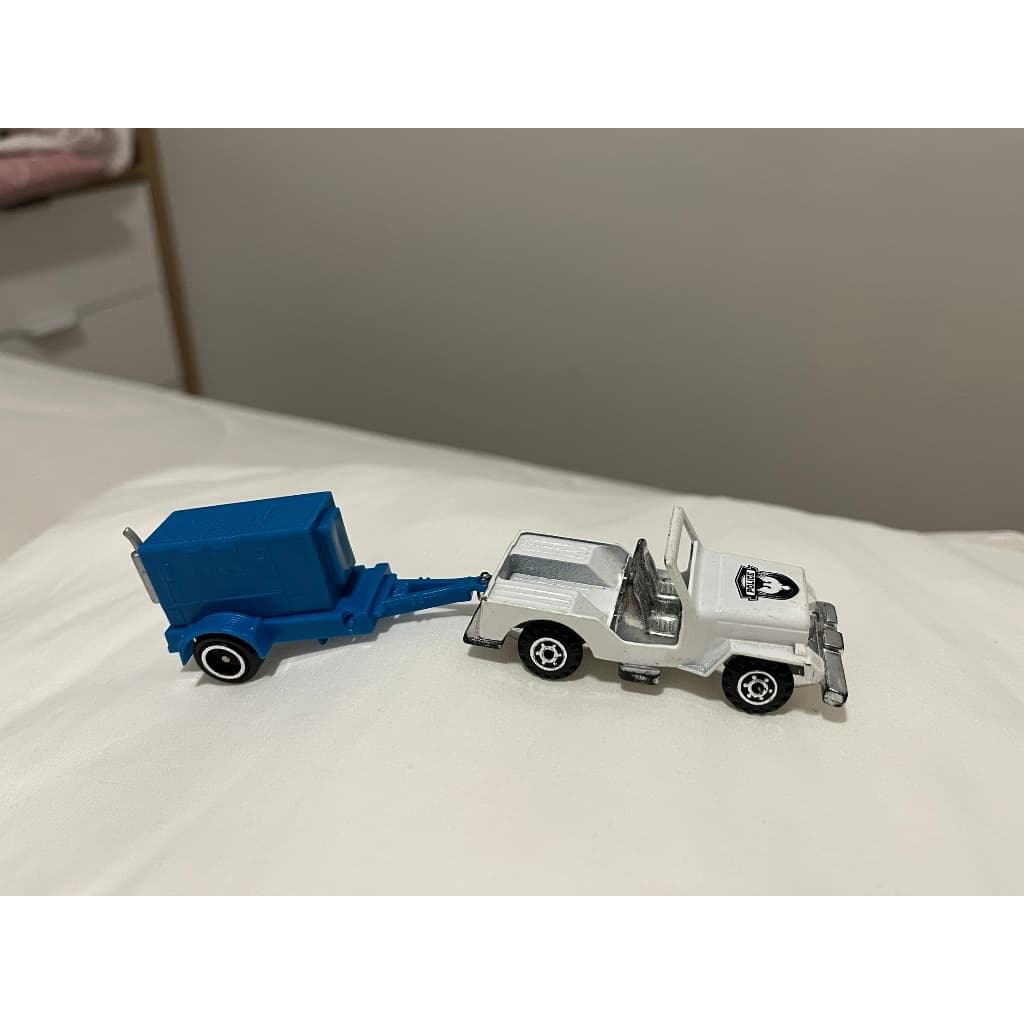 carro jipe da polícia com trailer Jeep Cj Police com trailer gerador energia carrinho 1/64