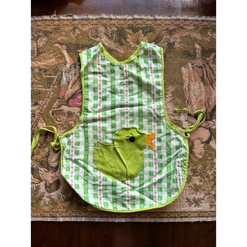 avental ou vestido de bebê verde