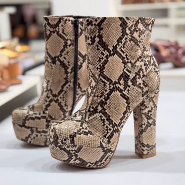 Bota Plataforma estampa Cobra,Leve,elegante e moderna.