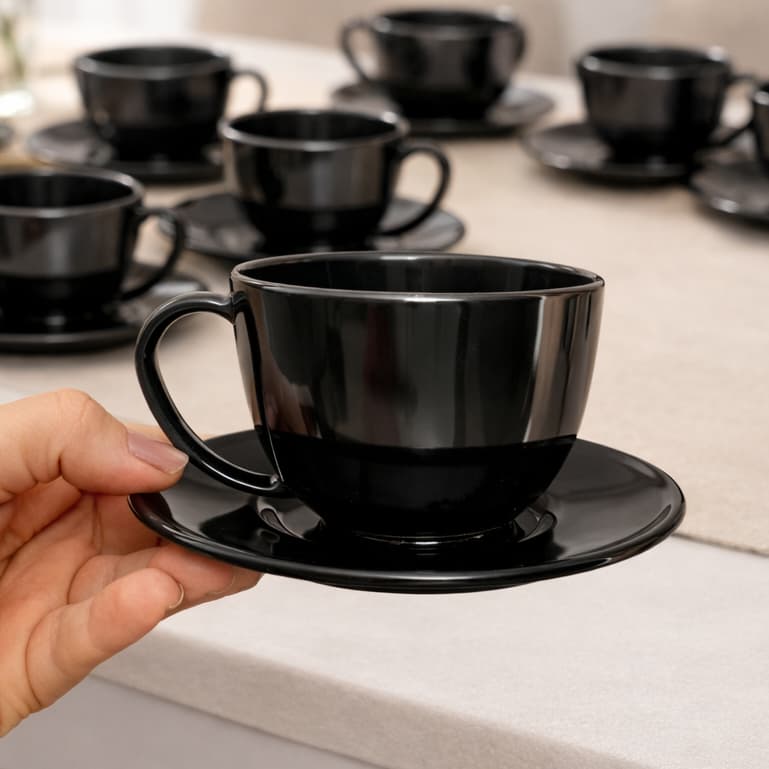 JOGO DE XÍCARAS COM PIRES 8 PEÇAS - 4 PIRES - 4 XÍCARAS 200ML MATERIAL: ACRÍLICO PRETO PARA CHÁ/CAFÉ