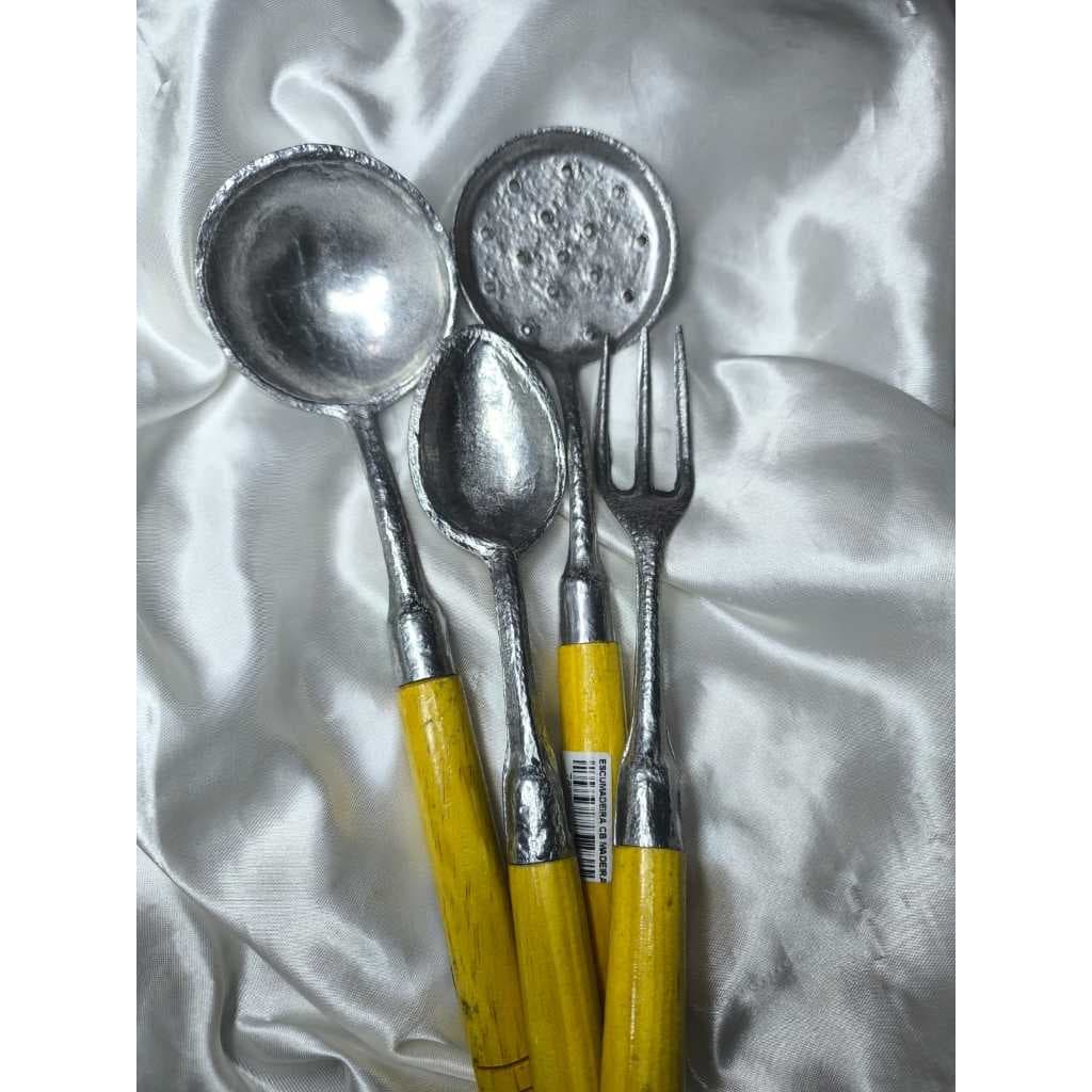 4 UTENSILIOS DE COZINHA EM ALUMINIO FUNDIDO COM CABO DE MADEIRA REFORÇADO
