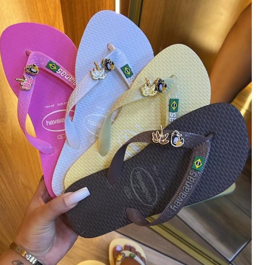 Havaianas Top + Pingente Tucano, Coqueiro e Bandeira do Brasil 💗 OUTLETFLASH