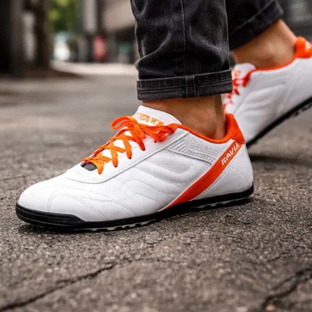 Chuteira Society Unissex Masculina Feminina Couro Legitimo Jogar Futebol Society bola Esporte Peteca Academia Cor Branco