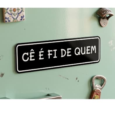 Plaquinha decorativa ÍMÃ de geladeira com frase CE É FI DE QUEM imita placa de rua retro MÃE VÓ PAI