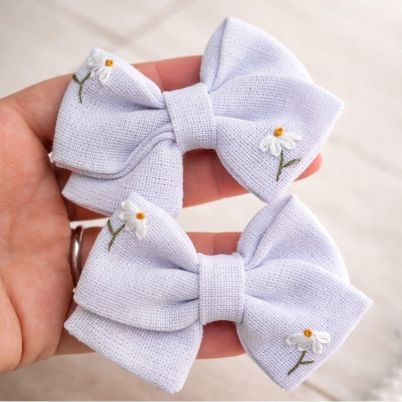 par de laço branco com bordado de flores