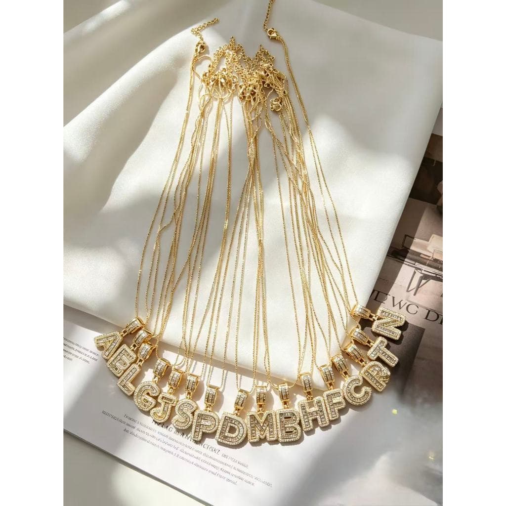Colar Letra Inicial Feminino Dourado Pedras Brilhantes Aço Inoxidável Hipoalergênico Não Desbota