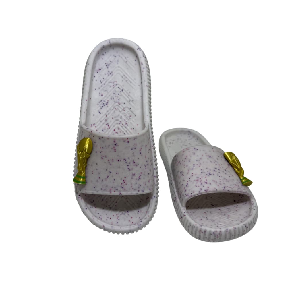 Chinelo Nuvem Com Pingente Troféu Copa do Mundo Ultra Macio e Leve Chinelo Slide Antiderrapante Conforto Ortopédico
