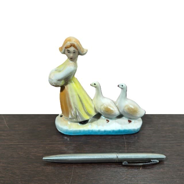 Estatueta Mini Porcelana Camponesa Colecionável 12x121x4,5cm