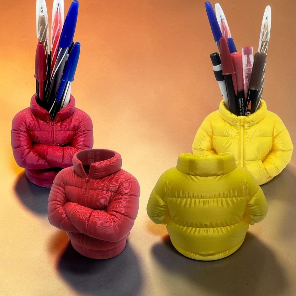 🧥✨ Porta Canetas Puffer Style | Organizador de Mesa Criativo em PLA | Vermelho ou Amarelo 🧥✨