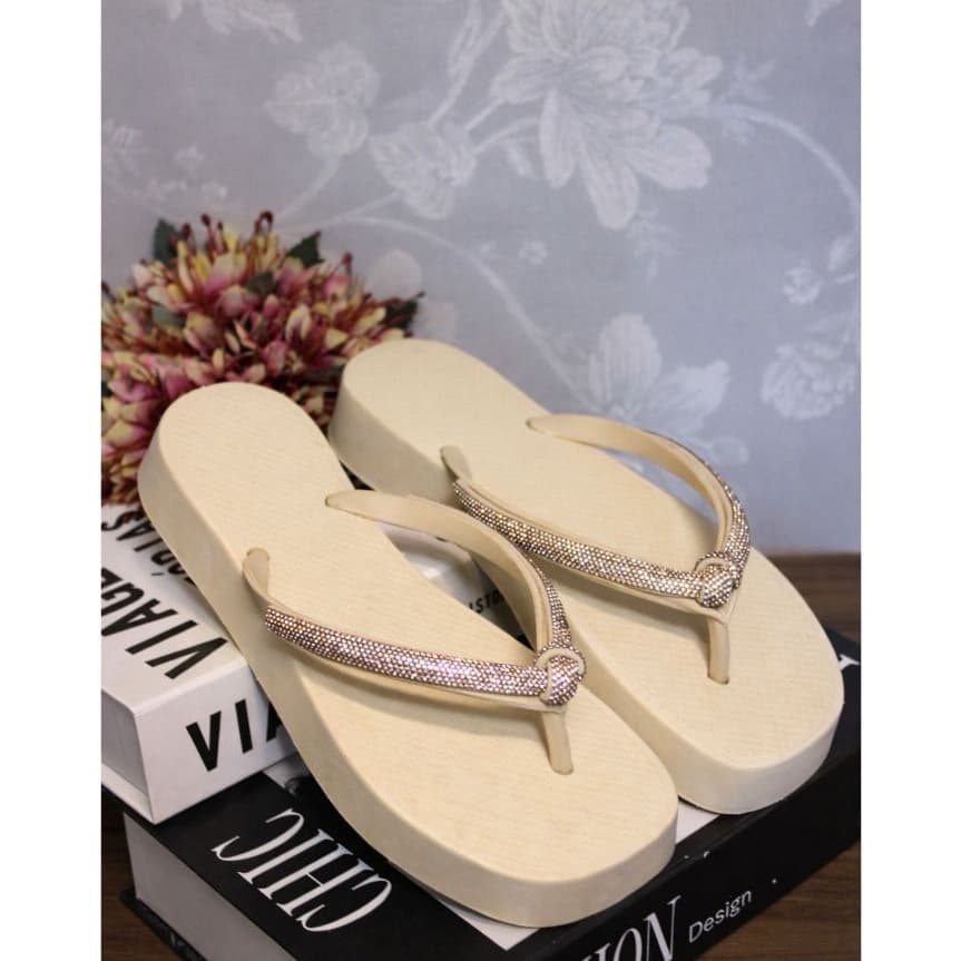 Chinelo de Dedo Sandália Luxo Para Mulheres Feminina 2026 Alto Relevo Ponta Quadrada Correia Brilho Envio Imediato