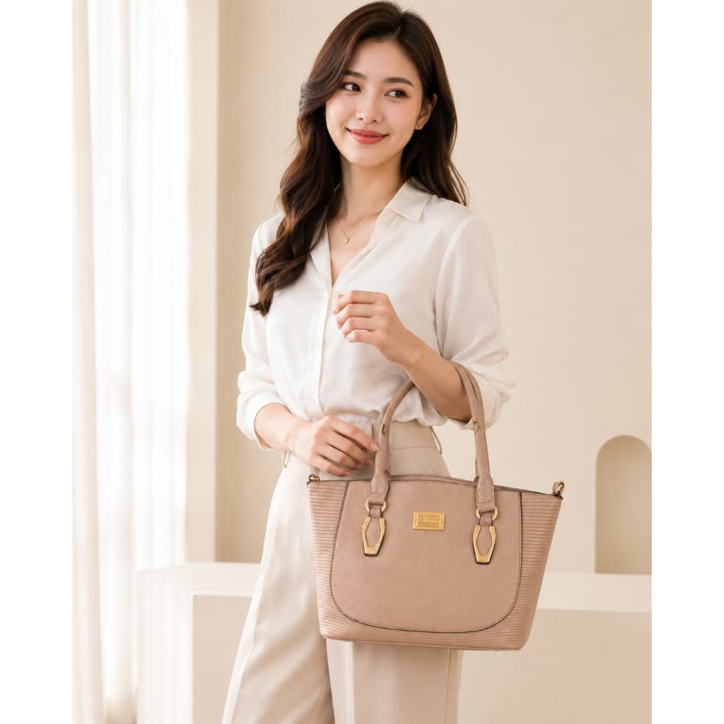Bolsa Feminina Estruturada com Alça de Mão e Detalhes Dourados