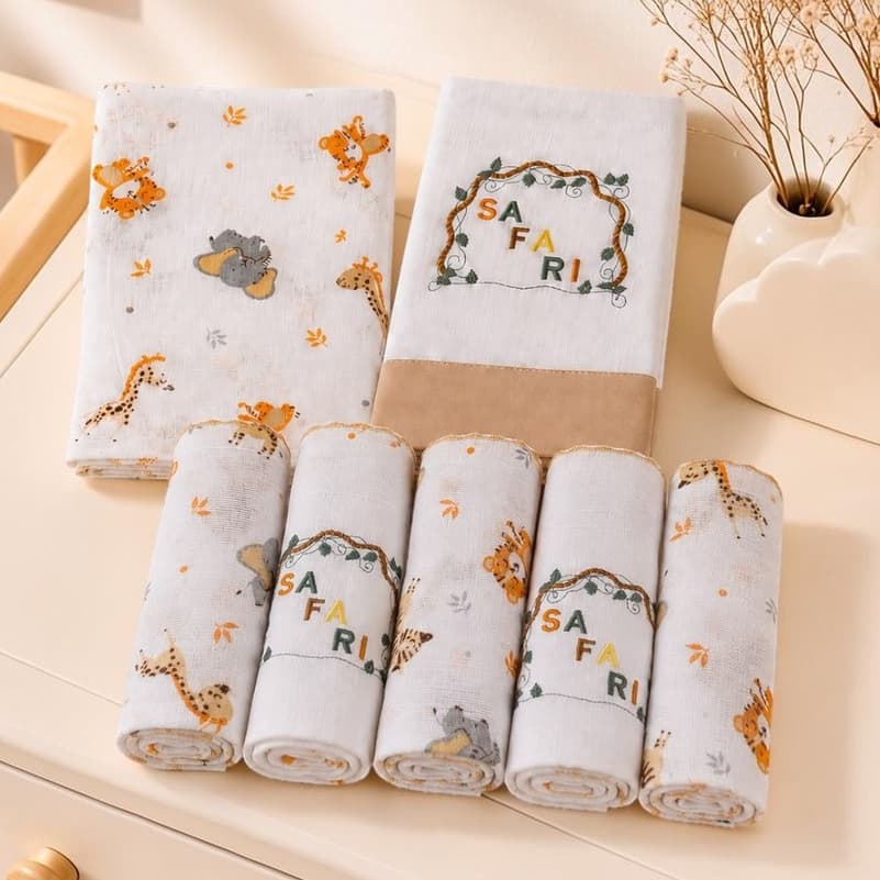 Kit 7 Peças Savana Enxoval Bebê Menino Estampa & Bordado Safari Baby Bichinhos 5 Fraldas +2 Toalhas