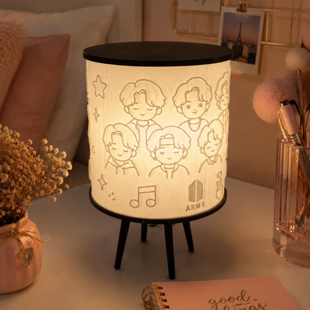 Abajur Luminaria BTS Kpop Quarto Army Decorativa Mesa Cabeceira Presente Fã Coreano