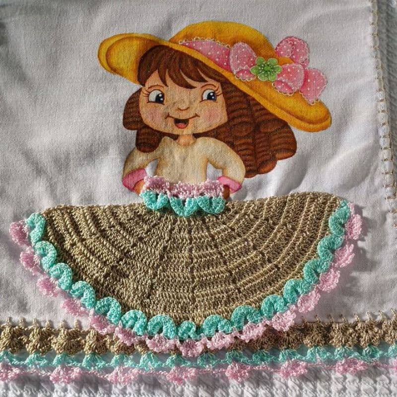 pano de boneca pintada a mão com saia de crochê,  pano pintado com bonequinha com crochê