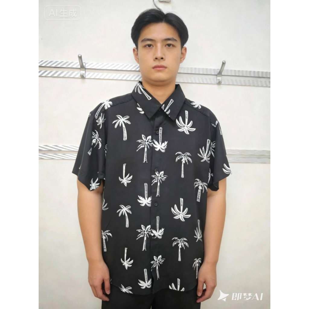 Camisa masculina casual de manga curta em algodão, com estampa tropical e fechamento frontal por botões, para um visual