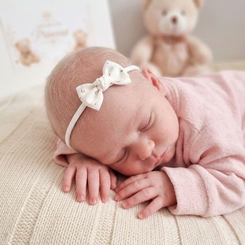 Kit Faixinhas para bebê com 2 Laço em Fita Branco/ Floral Delicado na Meia de Seda Menina Recém Nascida e Caixa Presente