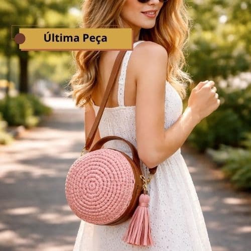 Última Peça | Bolsa de Crochê Redonda Feminina Rosê | Fio de Malha com Zíper e Alça de Couro